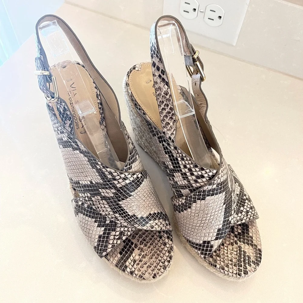 Via Spiga Snake Skin Leather wedge Samdals Size 9M Gray and black